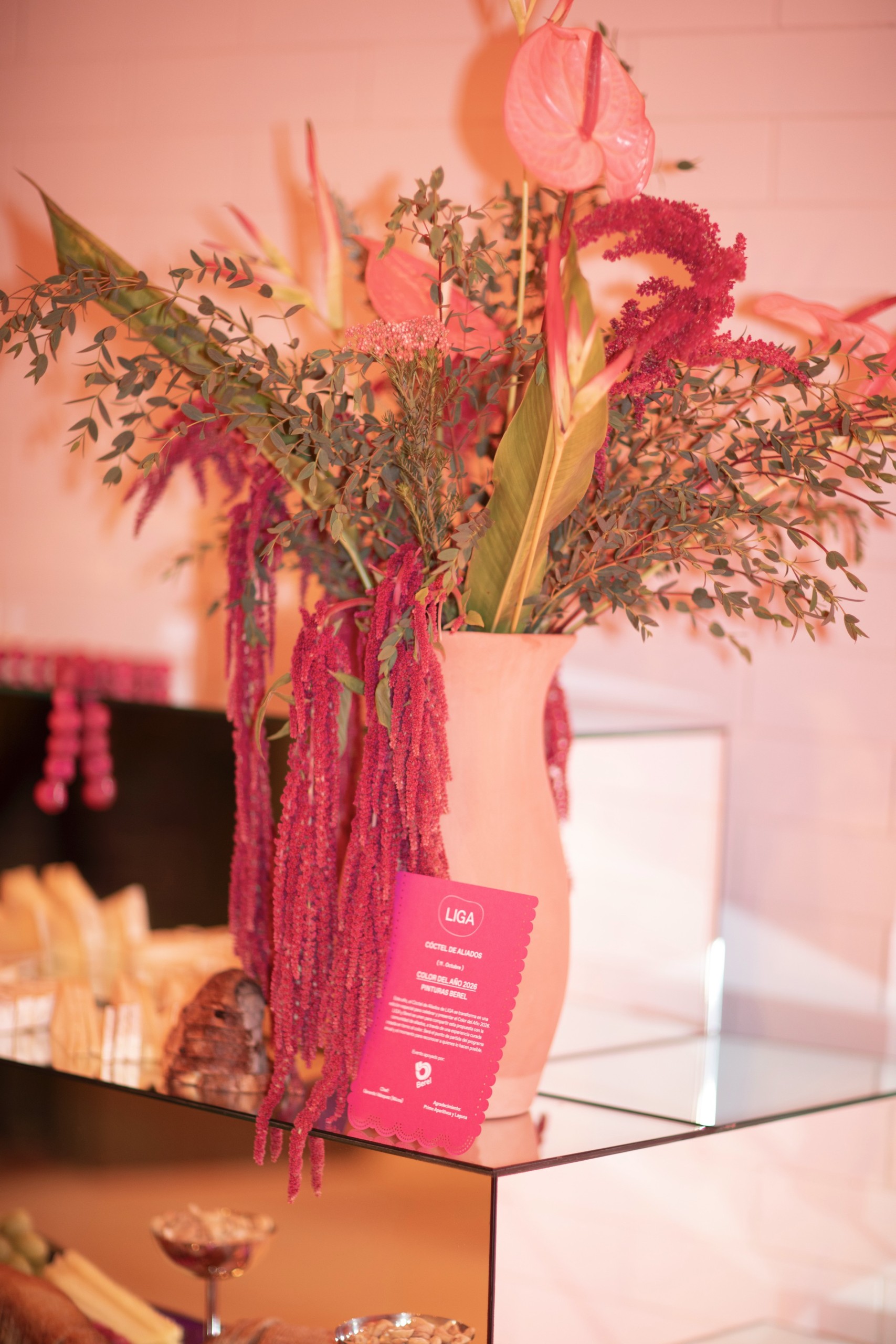 Temática en colaboración con Pinturas Berel, color del año 2026, Pitaya 2-3605D